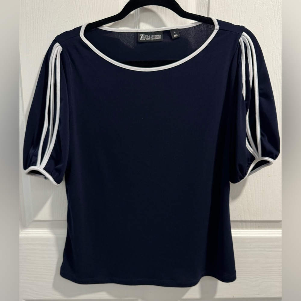 New York & Co Navy w/White detail puff sleeve blouse w/cut out detail. Size S